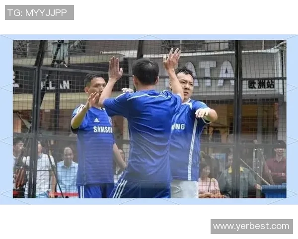 耐克铁笼足球明星球员展现实力与激情引领街头足球新风潮